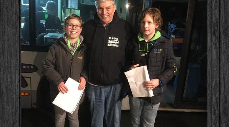 Simon und Max mit Herrn Nickolai vor dem Kältebus