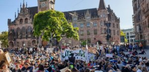 FFF: les manifestants devant la mairie de Sarrebruck (photo: équipe Camäléon)