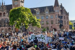 FFF: les manifestants devant la mairie de Sarrebruck (photo: équipe Camäléon)