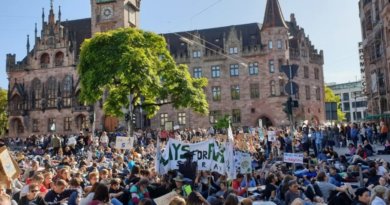 FFF: les manifestants devant la mairie de Sarrebruck (photo: équipe Camäléon)