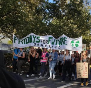 FFF: les manifestants devant la mairie de Sarrebruck (photo: équipe Camäléon)