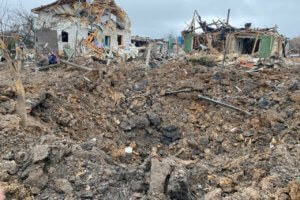 Destruction d'un village rural, avec maisons détruites, sol éventré et canalisations coupées, lors de Invasion de l'Ukraine par la Russie en 2022