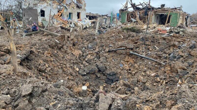Destruction d'un village rural, avec maisons détruites, sol éventré et canalisations coupées, lors de Invasion de l'Ukraine par la Russie en 2022