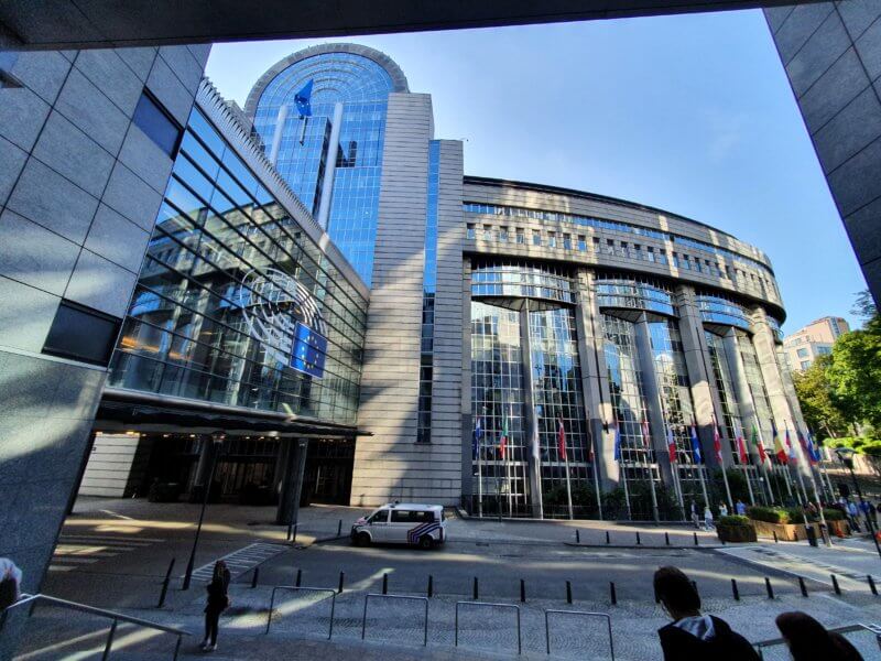 Durchgang zum Eingang des Europäischen Parlaments