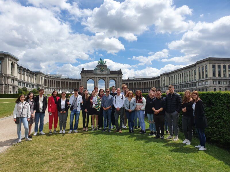 Gruppenfoto vor dem großen Bogen