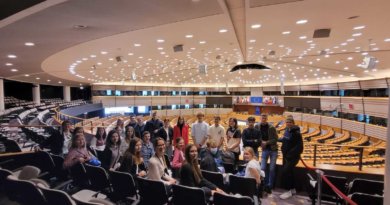 Gruppenfoto im Plenarsaal des Parlaments