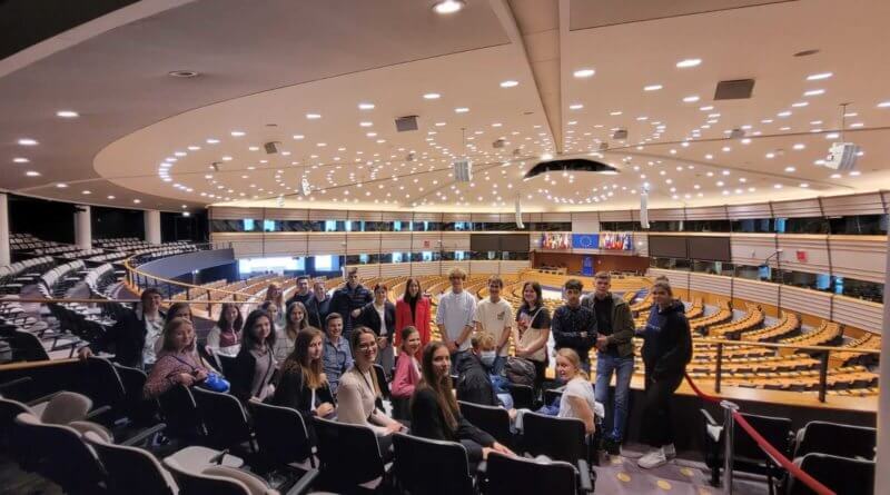 Gruppenfoto im Plenarsaal des Parlaments