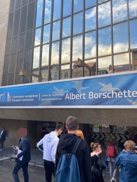 Eingang zum Centre Albert Borschette, einem der 60 Gebäude der Europäischen Kommission