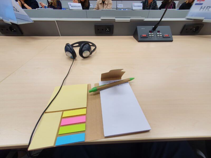 Mein Notizblock und die Technik in einem Konferenzsaal in der Europäischen Kommission