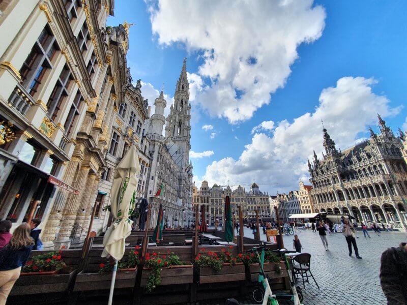 Grand-Place in Brüssel mit dem Restaurant unten Links