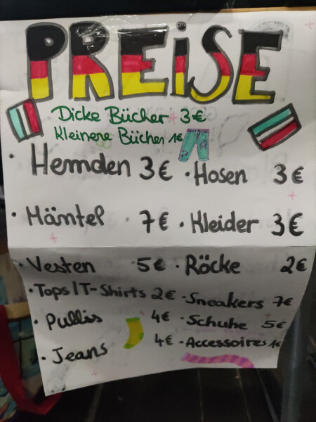 Die gemeinsam festgelegten Preise wurden auf Plakaten in der Nähe der Stände notiert.  (Photo: Huff-André)