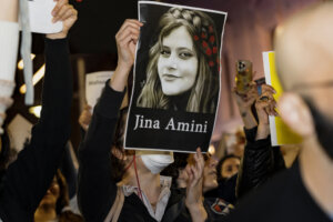 Plakat mit Porträt von Jina Amini bei einer Solidaritätsdemonstration in Melbourne am 29. September 2022