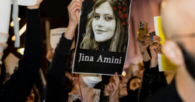 Plakat mit Porträt von Jina Amini bei einer Solidaritätsdemonstration in Melbourne am 29. September 2022