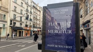 Affiche commémorative dans les rues de Paris en 2025