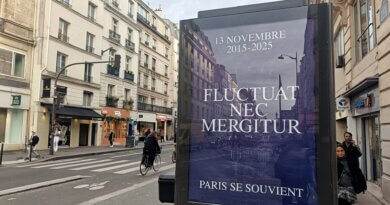 Affiche commémorative dans les rues de Paris en 2025