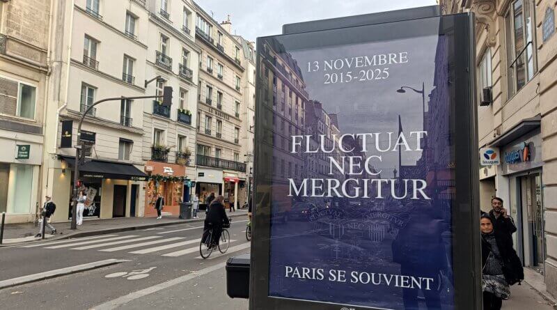 Affiche commémorative dans les rues de Paris en 2025