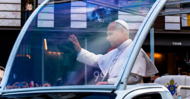 Le pape Léon XIV pendant sa visite à Barcelone en jui 2026 (photo: Josep Tomàs, https://www.flickr.com/photos/thundershead/55327195998/, CC BY-NC-SA 4.0)