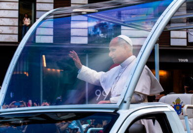 Le pape Léon XIV pendant sa visite à Barcelone en jui 2026 (photo: Josep Tomàs, https://www.flickr.com/photos/thundershead/55327195998/, CC BY-NC-SA 4.0)
