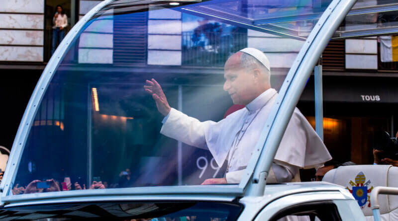Le pape Léon XIV pendant sa visite à Barcelone en jui 2026 (photo: Josep Tomàs, https://www.flickr.com/photos/thundershead/55327195998/, CC BY-NC-SA 4.0)